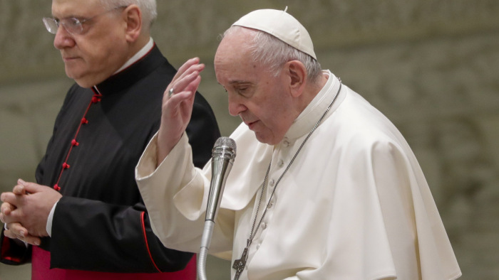 Ferenc pápa: senkit sem teszünk utcára