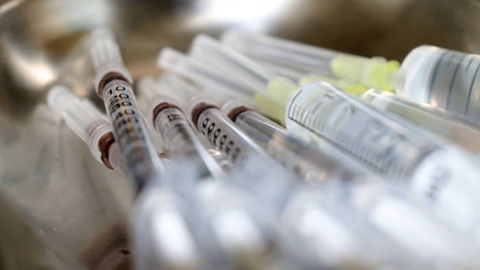 Óriási feladat a vakcinák eljuttatása az oltópontokra