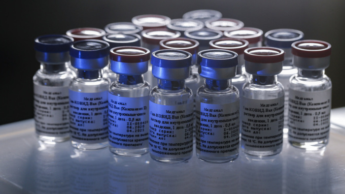 Koronavírus - Nagy brüsszeli fordulat a vakcinák ügyében, megszólalt a biztos