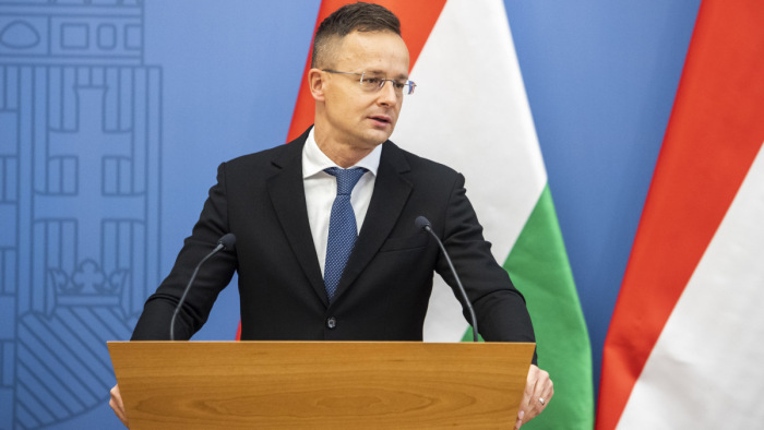 Szijjártó Péter: a magyar és a lengyel kormány kitart egymás mellett
