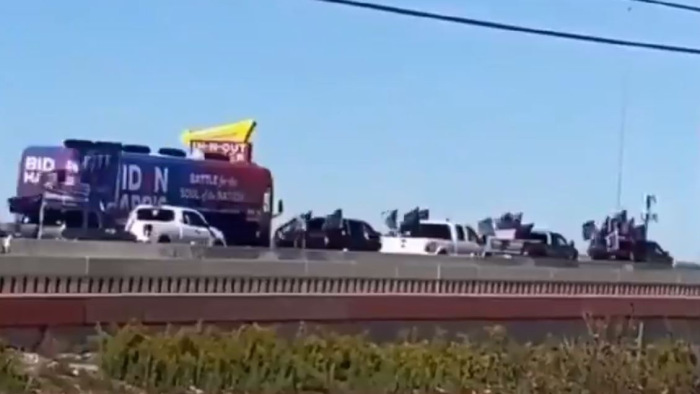 Nem lett jó vége, hogy trumpisták kocsikkal vették körbe az ellenfél kampánybuszát az autópályán – videók