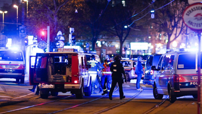 Terrortámadás Bécsben, legalább egy támadó még szökésben van
