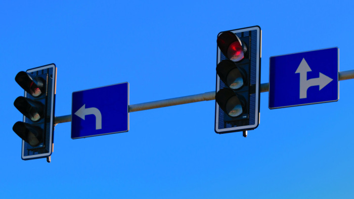 Pirosra váltással bünteti a gyorshajtókat itthon egy közlekedési lámpa