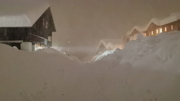 Hatalmas havazás Ausztriában, óriási a lavinaveszély – videó