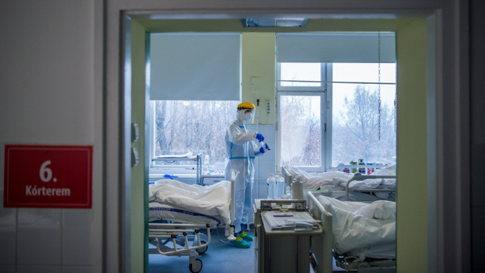 Koronavírus: több mint félszáz egészségügyi elhunytról tud a MOK