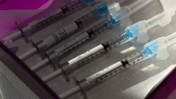 Vakcina: Brüsszel ellátási nehézségektől tart