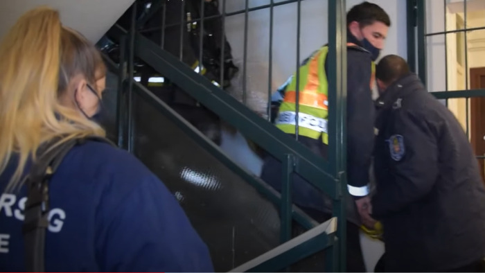 Lakástűz: az újpalotai panel 9. emeletéről mentették ki a tűzoltók az életveszélyes sérültet – videó