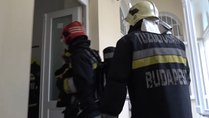 Fáklyaként égő gázvezetéket oltottak a Belvárosban - videó