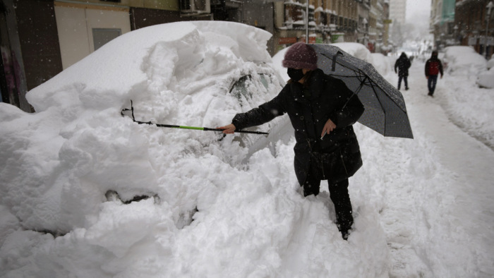 Húsz kilométereket gyalogoltak a hóban a spanyol kórházi dolgozók