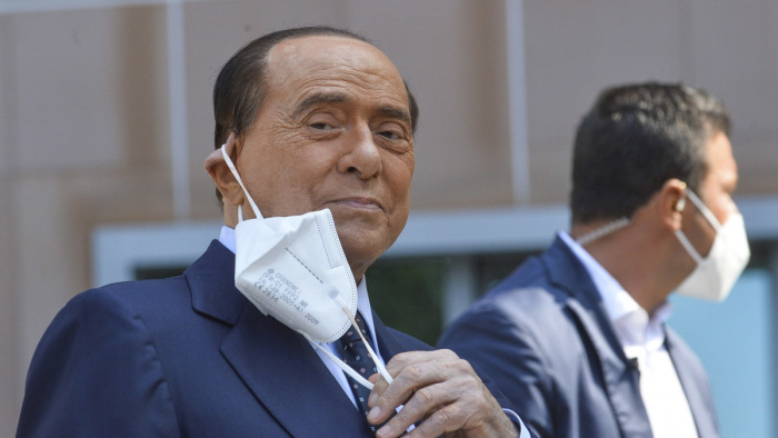 Silvio Berlusconit felmentették
