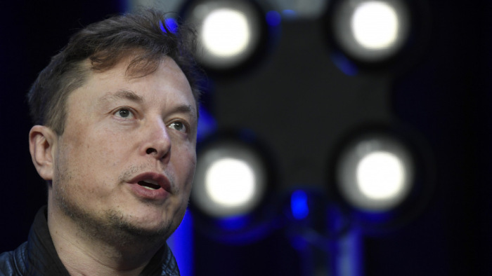 Elon Musk szerint jövőre kezdődhet a Tesla-robot gyártása