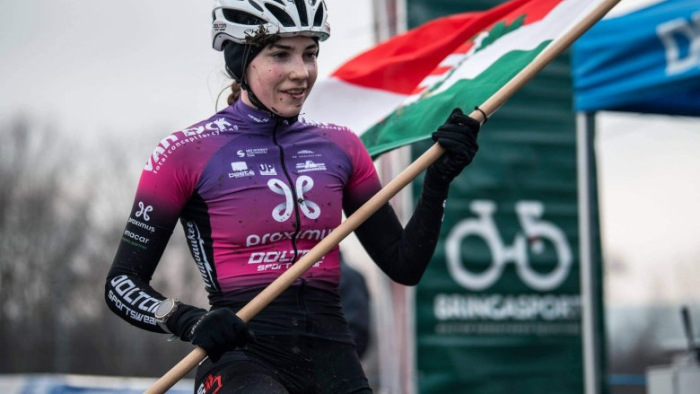 Műteni kell a legjobb magyar női kerékpárost, edzésen bukott