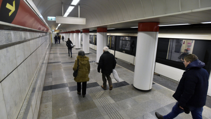 Ijesztő videó a budapesti metróbalesetről - beszorult a nő lába