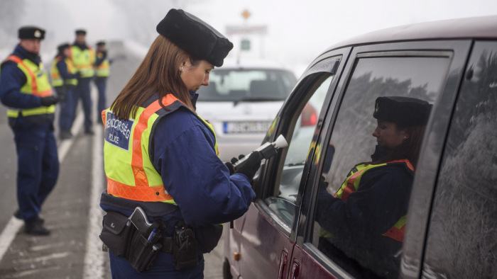 Változnak a szabályok - az autóvezetők járnak jól vagy a rendőrök?