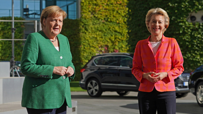 Ursula Von der Leyen és Angela Merkel is magyarázkodni kényszerült