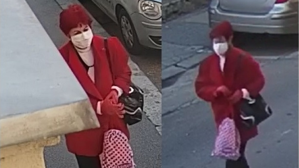 Felismeri ezt a piros hajú, piros kabátos, piros kesztyűs, piros pöttyös szatyros nőt?