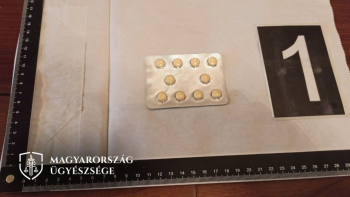 Őrizetben egy budapesti orvos, Covid-gyógyszerrel üzérkedhetett