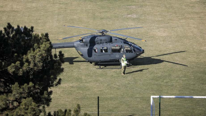 Katonai helikopter landolt a veszprémi lakótelepen