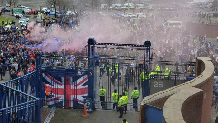 Elképesztő felelőtlenség: így ünnepelték ezrek a Rangers bajnoki címét Glasgow-ban