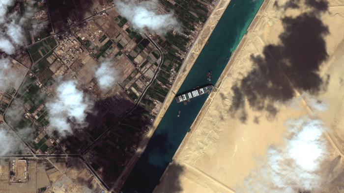 Újból elakadt egy hajó a Szuezi-csatornában - mutatjuk