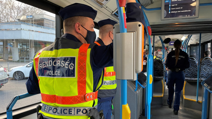 Ellepik a budapesti buszokat a rendőrök