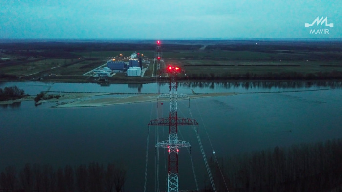 Megduplázzák a magyar–szlovák áramkapacitást a Dunán átívelő új távvezetékek – videó, fotók