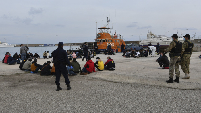 Egy uniós jelentés szerint kevés illegális migráns tér vissza hazájába