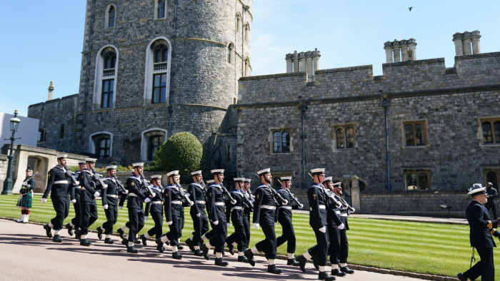 Újabb incidens a királynő közelében - álpapot szállásoltak el a Windsort védő katonák