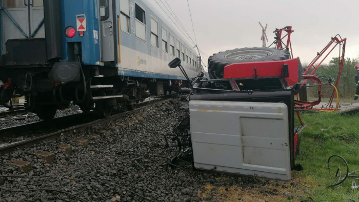 Két vonat, egy traktor - ritka tragédia történt Újfehértónál