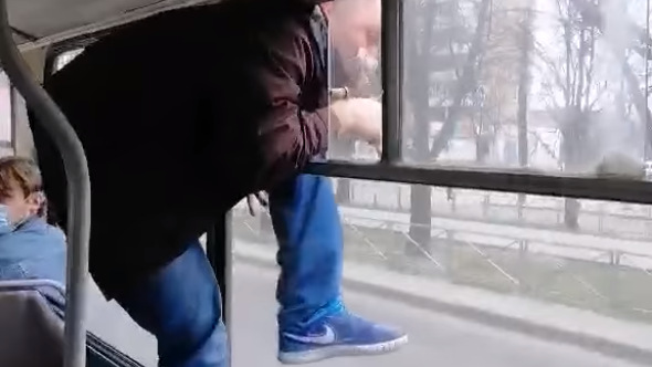 A busz ablakán át menekült a bliccelő, aztán még be is mutatott – videó