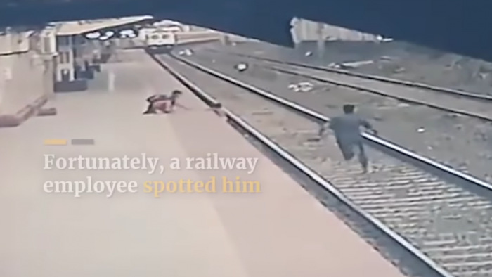Épp a bedübörgő vonat elől mentettek ki egy gyereket - videó