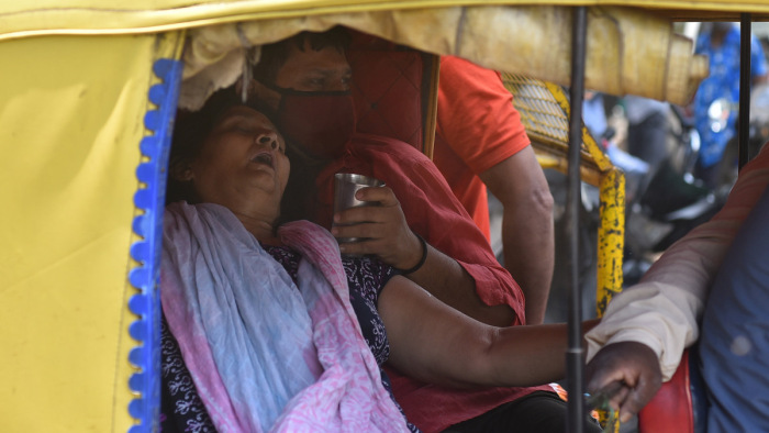India: sírva könyörögnek oxigénért a hozzátartozók, de a helyi választások mennek tovább