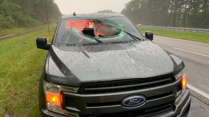 Villámcsapás által kihasított aszfaltdarab zúzta szét a pickupot – képek