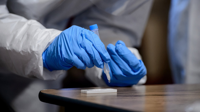 Így vizsgáztak a vakcinák a Semmelweis Egyetem ellenanyagszint-vizsgálatán