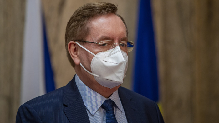 Távozik a cseh egészségügyi miniszter