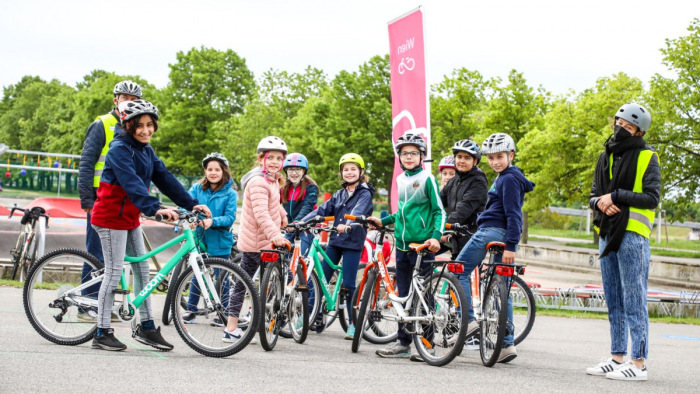 Ingyenes biciklis tanfolyamot indítanak a kisiskolásoknak a „sógorok”