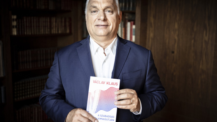 Orbán Viktor bement a szelfigyárba - videó