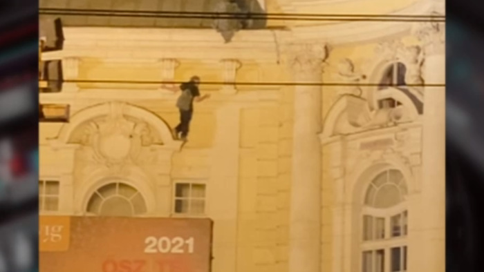 Videón, ahogyan a fiatal férfi lezuhan a Vígszínházról