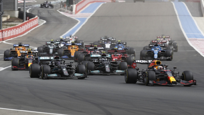 Nagy Verstappen-Hamilton kergetőzés lett a brit sprintfutamból