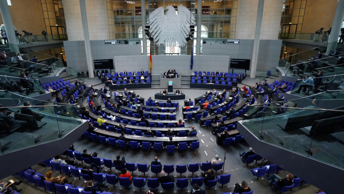 Angela Merkel búcsúbeszéde: tévút lenne az oltóanyagok szabadalmi oltalmának felszámolása