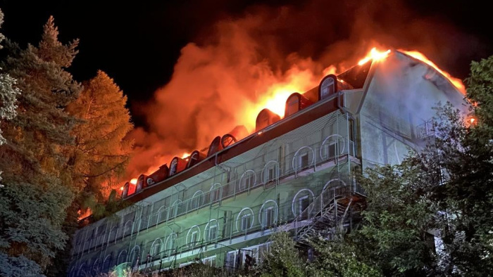 Közösen fékezték meg a környék tűzoltói a kőszegi hotelt pusztító lángokat – fotók