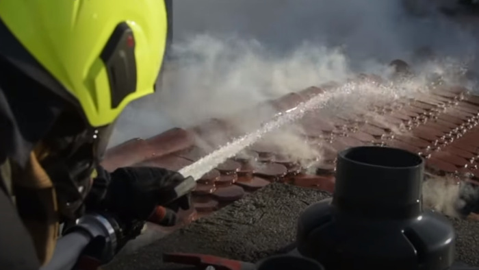 Így oltották a tűzoltók a tetőtéri tüzet Óbudán – videó