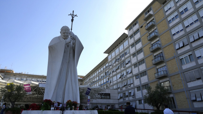 Ferenc pápát hazaengedték a kórházból