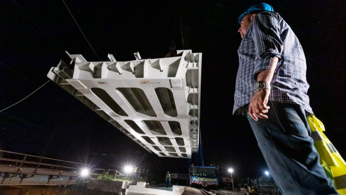 Fontos új vasúti hidat emeltek a helyére Pesten – fotók