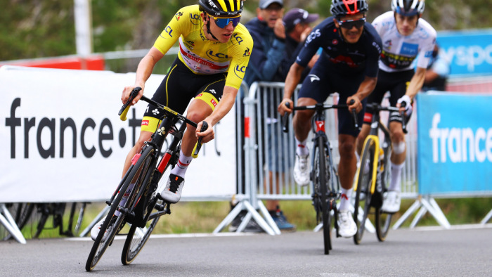 A Tour de France esélyesei estek ki a tömeges bukás miatt