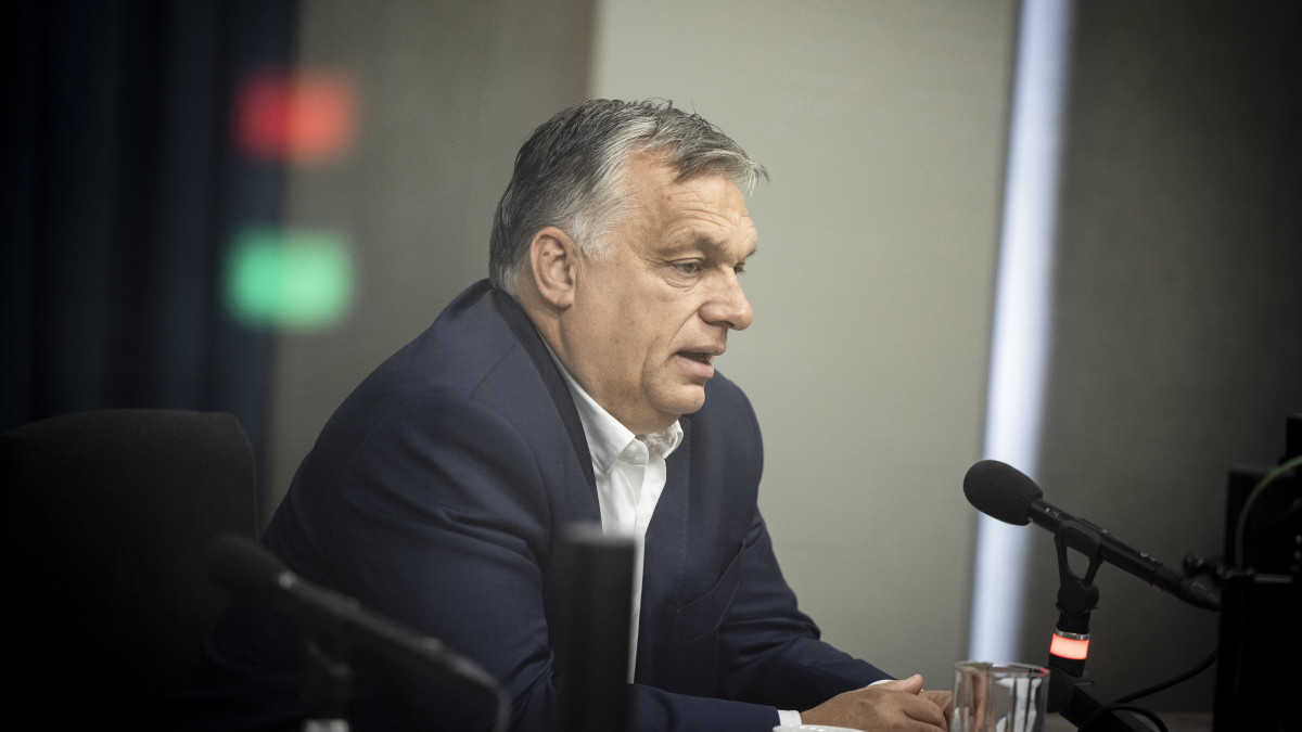 A Miniszterelnöki Sajtóiroda által közreadott képen Orbán Viktor kormányfő interjút ad a Jó reggelt, Magyarország! című műsorban a Kossuth rádió stúdiójában 2021. július 16-án.