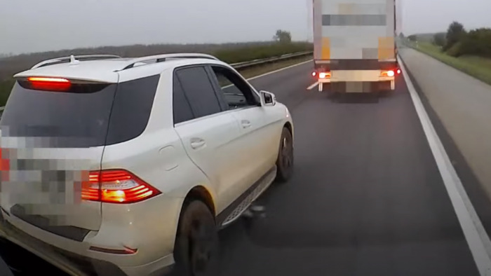 Leszorította a kisteherautó, kiabált és büntetőfékezett – videón a mercis nő ámokfutása