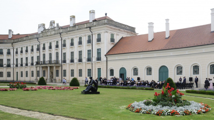 Átadták az Esterházy-kastély kétmilliárd forintból felújított szárnyát - fotók