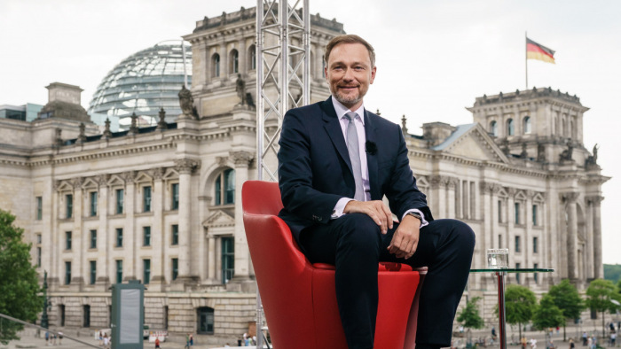 A német kormánnyal szembemenve szigorítana a pénzügyminiszter