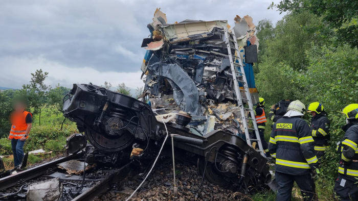 Súlyos vonatbaleset történt Csehországban, halálos áldozatok is vannak - videó
